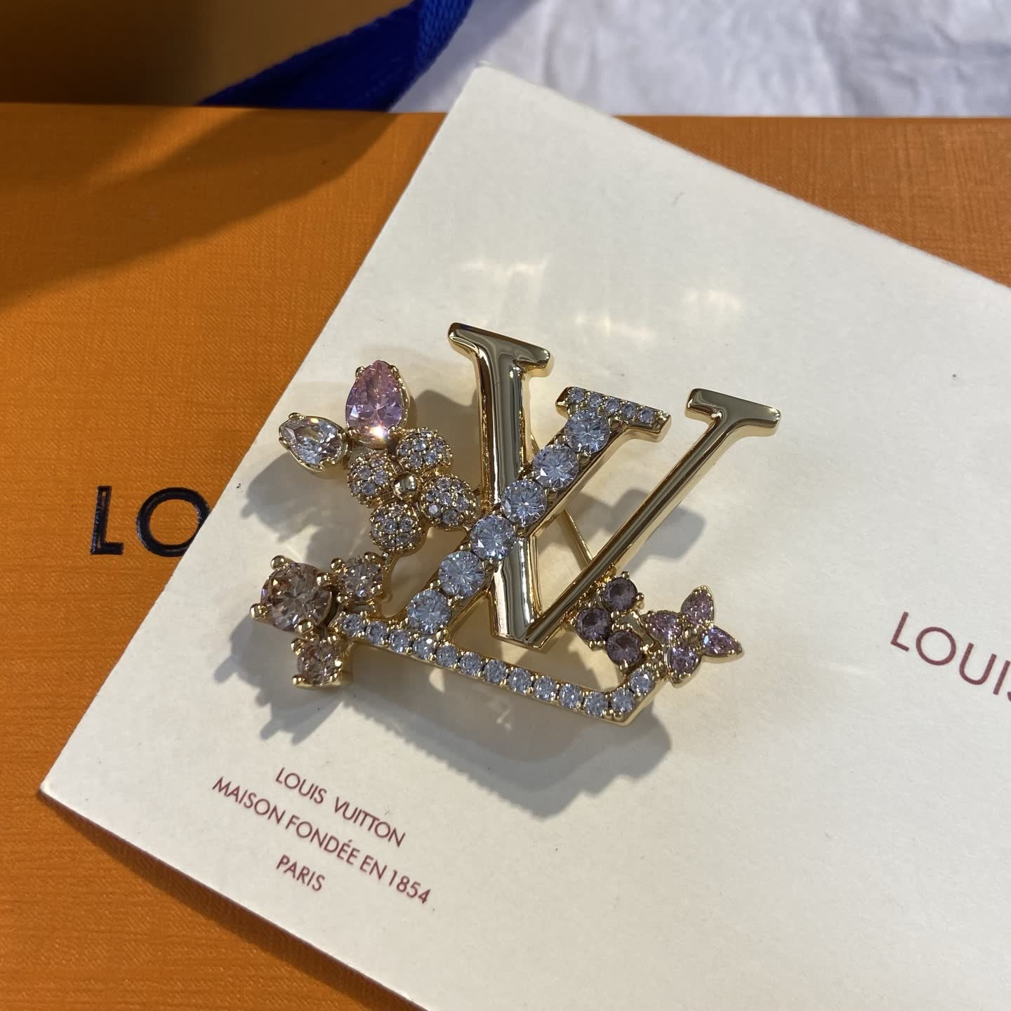 Louis Vuitton LV Logo Brooch-LZ1299